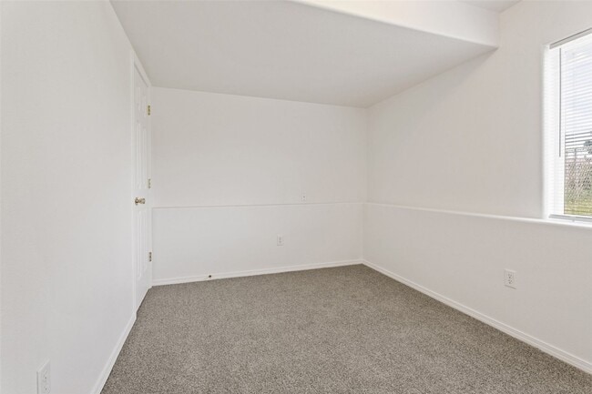 Building Photo - 814