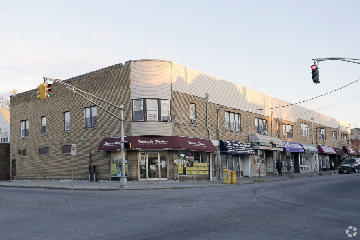 Primary Photo - 213-225 Main Ave
