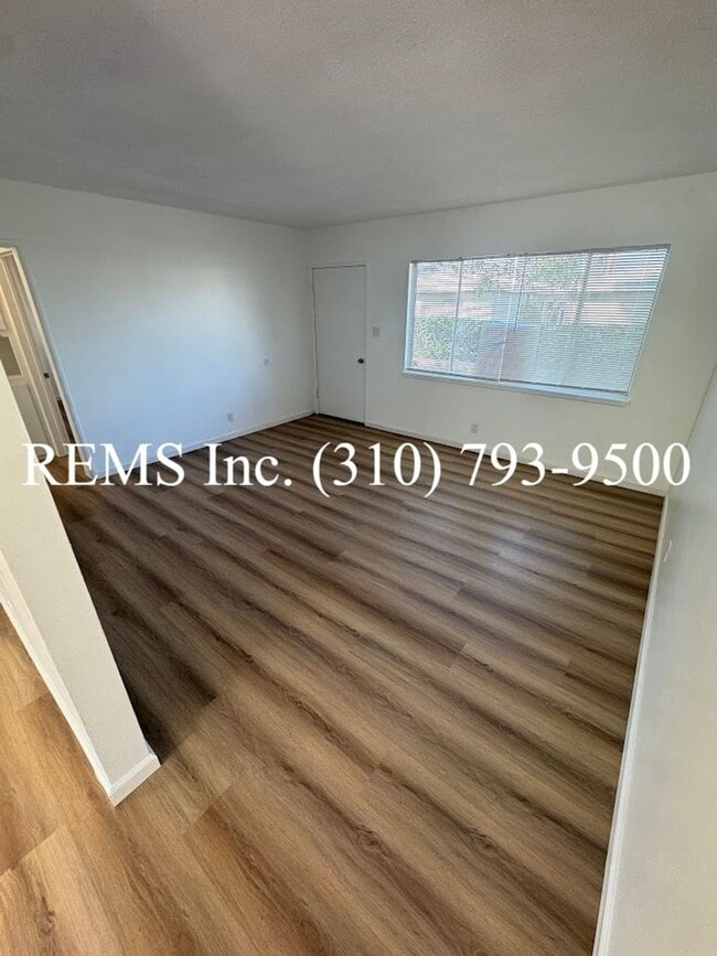 Building Photo - Refurbished Unit with a 1 Car Garage and L...