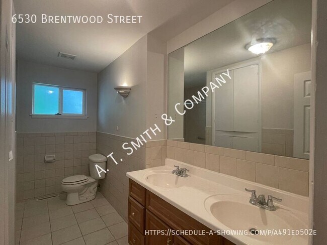 Foto del edificio - Three Bedroom And Two Bath Single Family H...