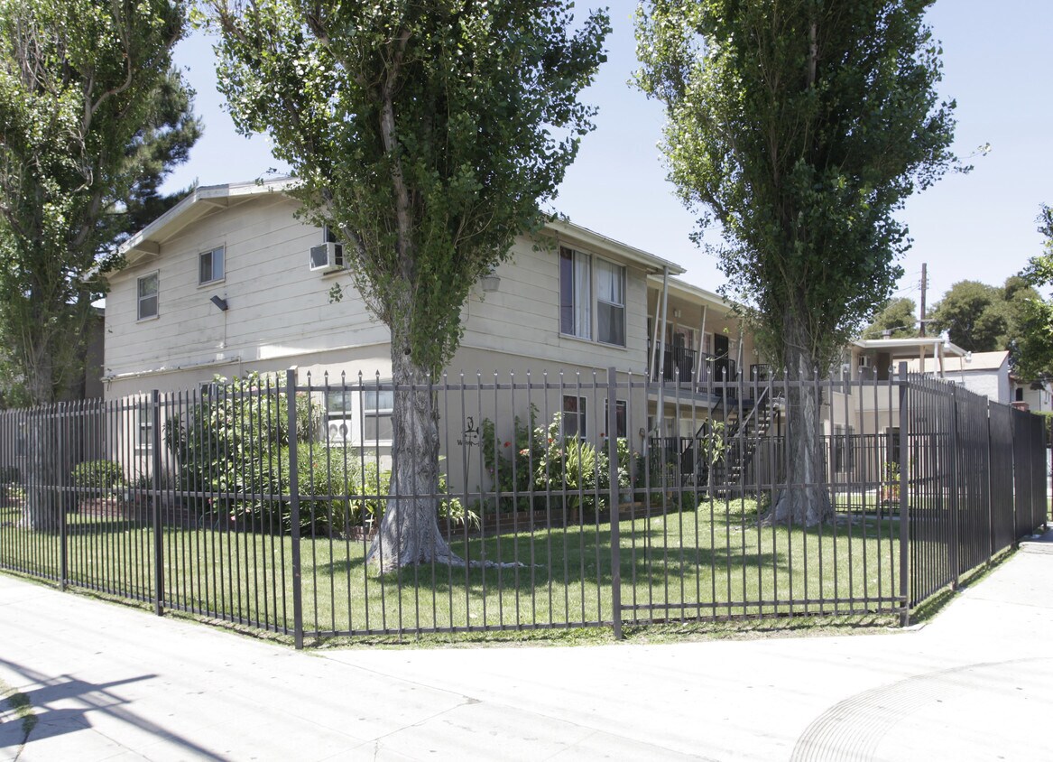 Foto principal - 11903 Vanowen St
