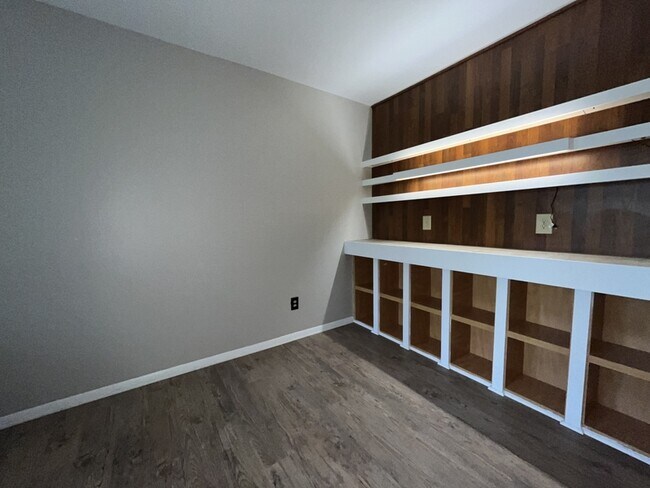 Building Photo - 1212 Schaub Dr