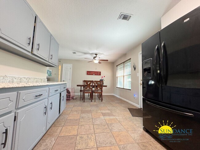 Foto del edificio - 4 Bedroom - GREAT location in the center o...