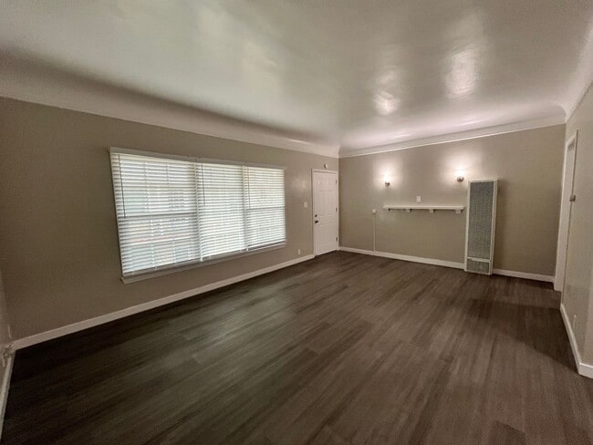 Foto del edificio - SPACIOUS 1 BEDROOM 1 BATH UPSTAIRS LOCATED NORTH OF DOWNTOWN LONG BEACH