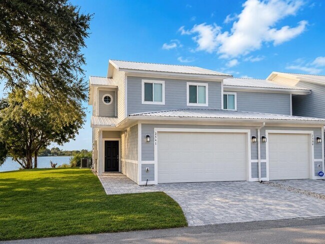 Foto del edificio - 2541 Pine Pl
