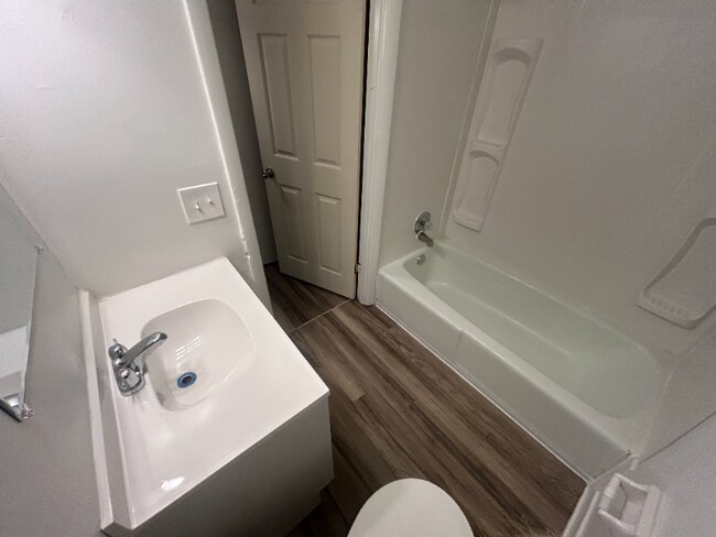 Foto del edificio - 300 Berkley Dr