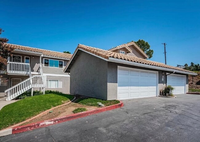 Building Photo - 1370 Palomar Pl
