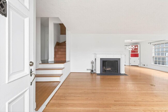 Foto del edificio - Vintage 3-bdrm/1-bdrm Alameda charmer—Many updates, large yard w/deck & raised beds