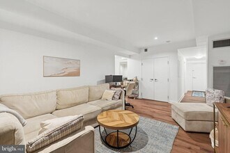 Building Photo - 219 S 18th St