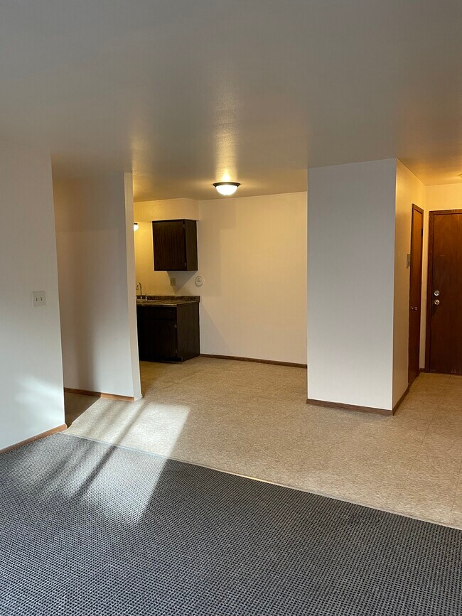 Entry & Kitchen - 3180 S Brust Ave