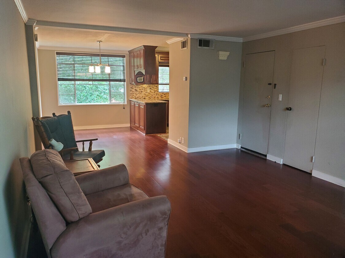 Entry Living Dining Kitchen view - 1154 Briarcliff Rd NE