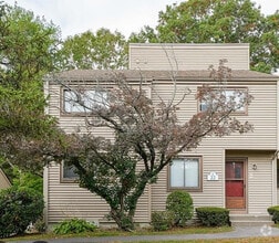 Building Photo - 16 Greenbriar Dr