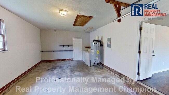 Foto del edificio - 3 BD/2 BA Home w/Attached Garage, Large Fenced Yard and Easy Access to Camp Lejeune