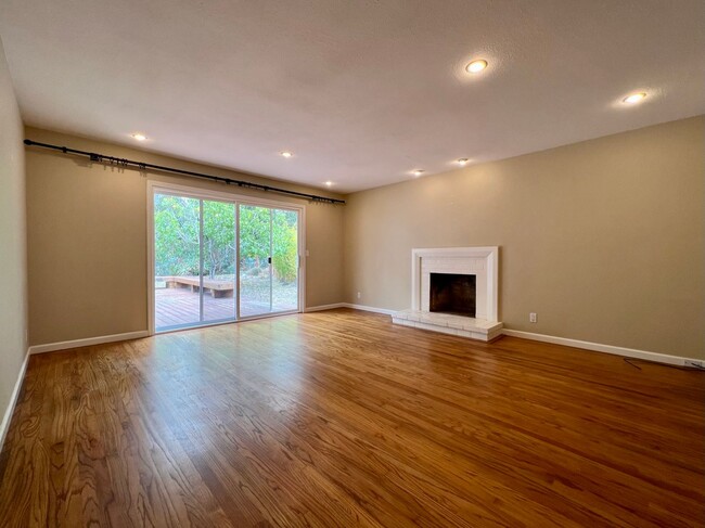Building Photo - Spacious 4-Bed / 2-Bath Rancher near Linda Mar Beach