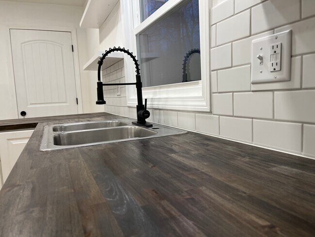 Foto del edificio - 266 Malletts Bay Ave