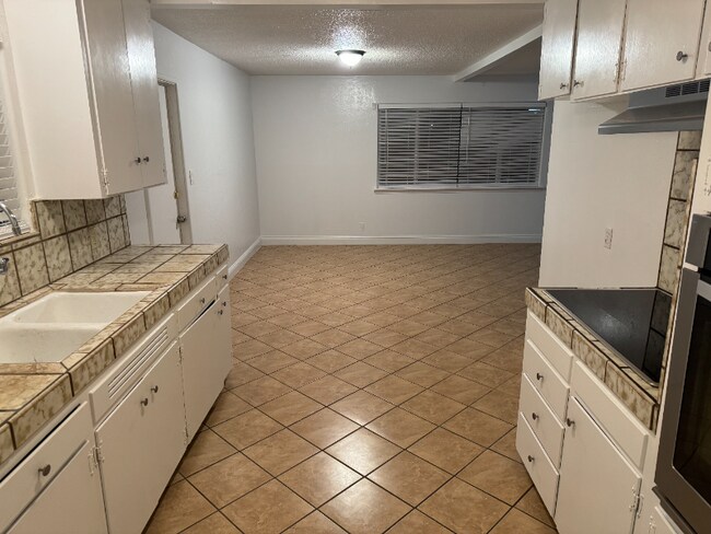 Building Photo - 4454 E Fedora Ave