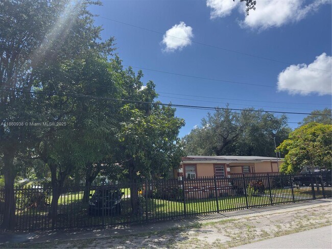 Foto del edificio - 2490 NW 97th St