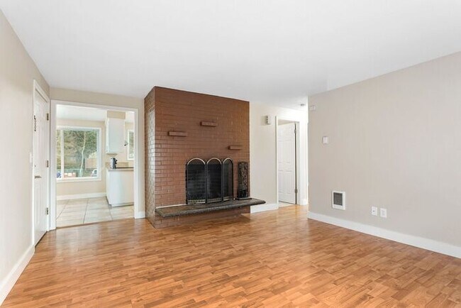 Foto del edificio - Cozy up in front of a fireplace in this beautiful 2bedroom!!!