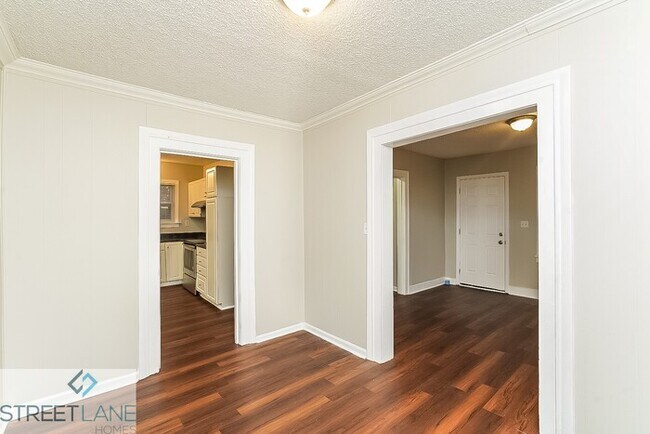 Foto del edificio - REDUCED! - Now offering One Month Free!