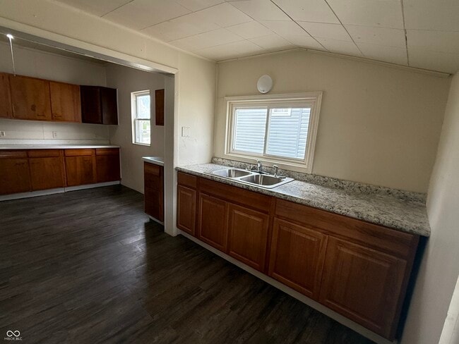 Building Photo - 608 Wallace Ave