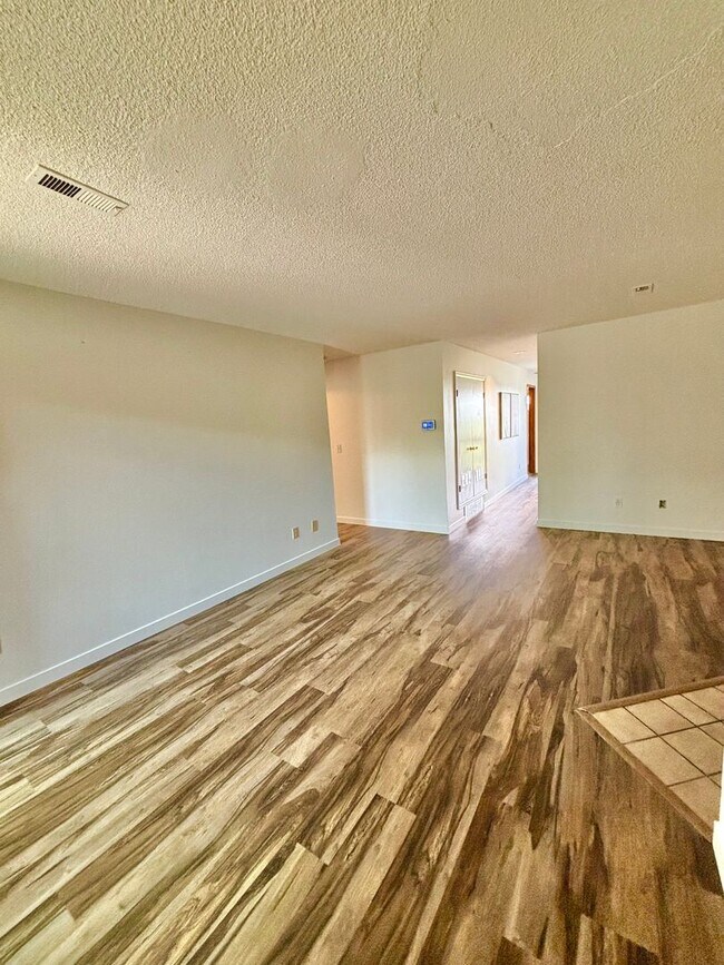 Building Photo - 8910 Fox Dr