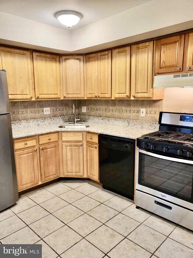 807 Abbey Ct, Sicklerville, NJ 08081 Condo for Rent in Sicklerville, NJ