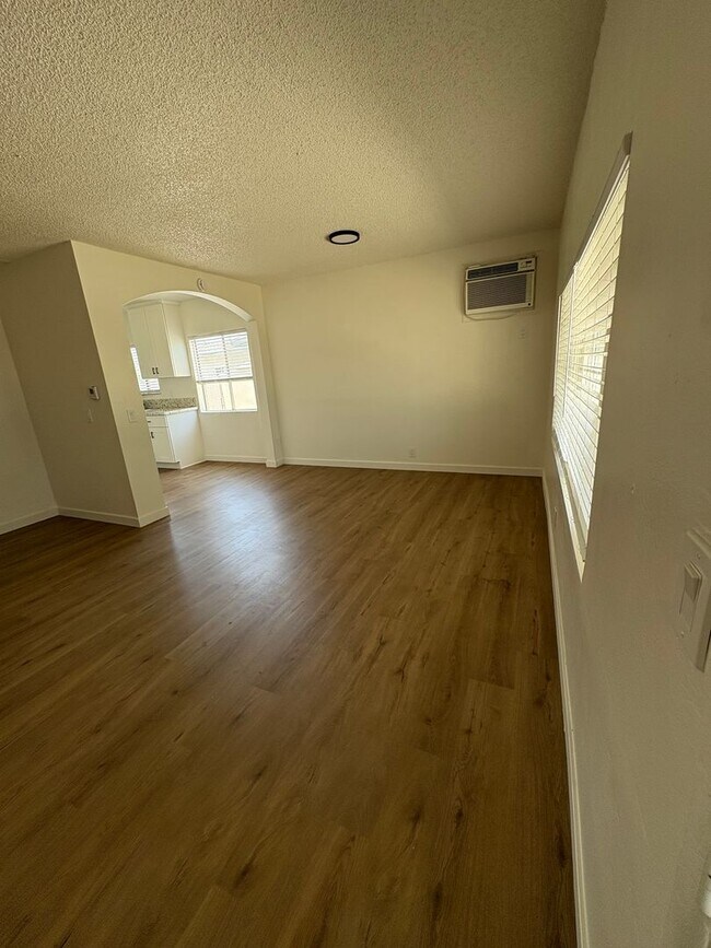 Foto del edificio - Gorgeous Remodeled 4 bedrooms 2 Bathroom.