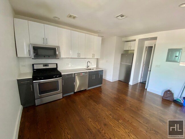 Building Photo - 4 Bed 2 Bath Washer Dryer In Unit!!