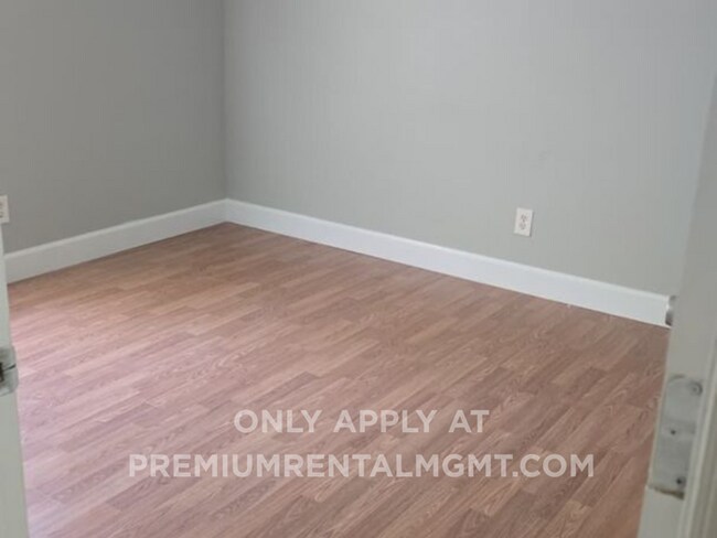 Building Photo - Spacious 4 bedrooms all one story home.