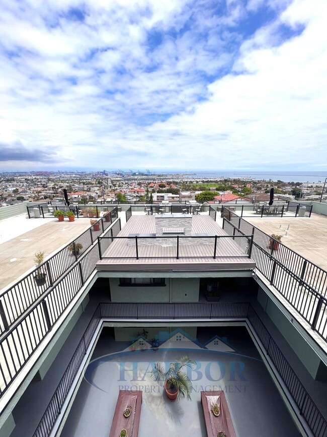 Building Photo - Spacious 2 Bedroom 1 Bathroom Upstairs Condo