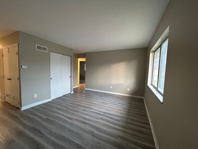 Foto del edificio - Newly Renovated 2BR/1BA Units at Whitethor...