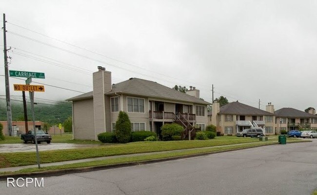 Building Photo - 12100 Carriage Ct SE