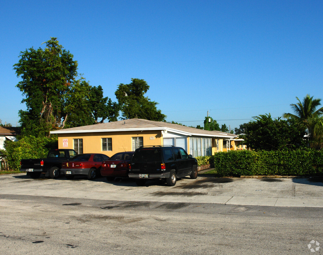 Primary Photo - Monroe Street Apartments