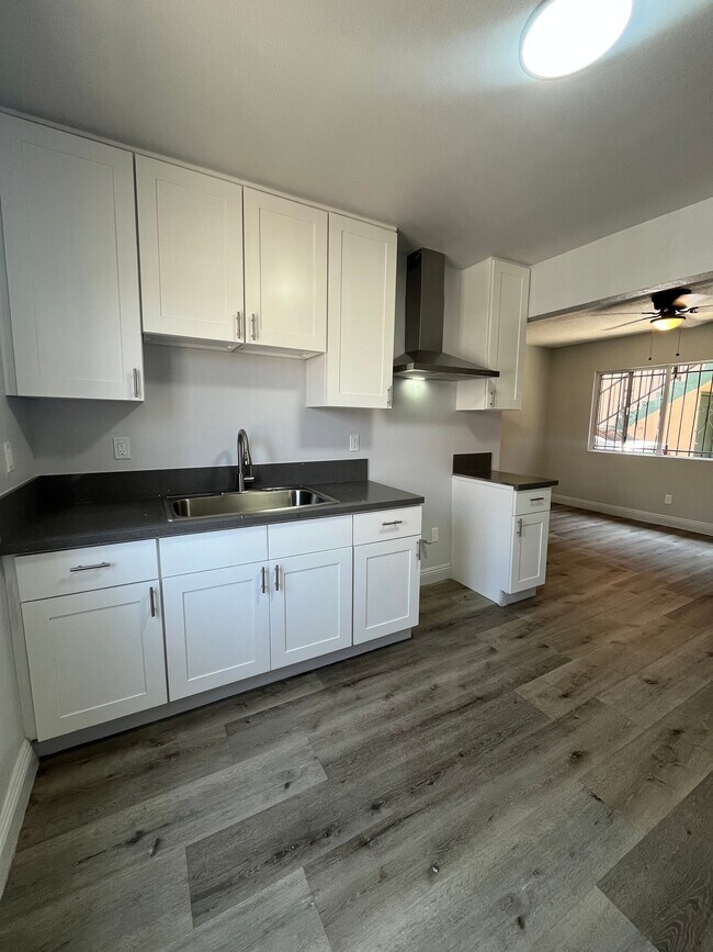 Foto del edificio - 7400 S Hoover St