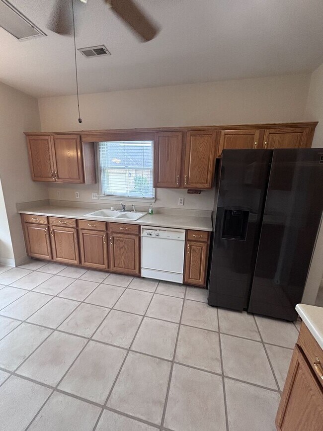 Building Photo - 2 Bed 2 Bath House for rent in time for the school year.