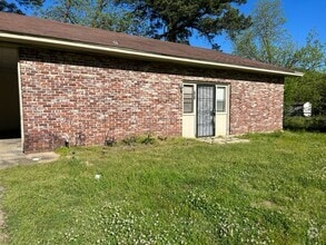 Building Photo - 701 N Kenwood Rd