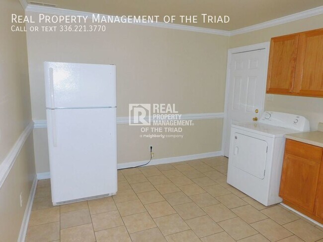 Building Photo - Great 2 Bedroom Apartment in Greensboro 27...