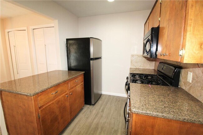 Building Photo - 7202 Scenic Oaks Cir