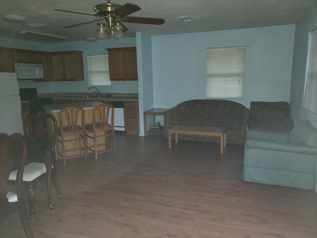 Foto del edificio - 113 E Magnolia St