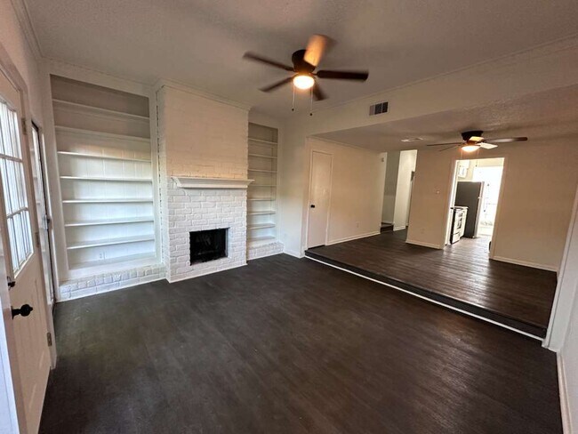 Comedor y sala de estar - 7700 Creekbend Dr