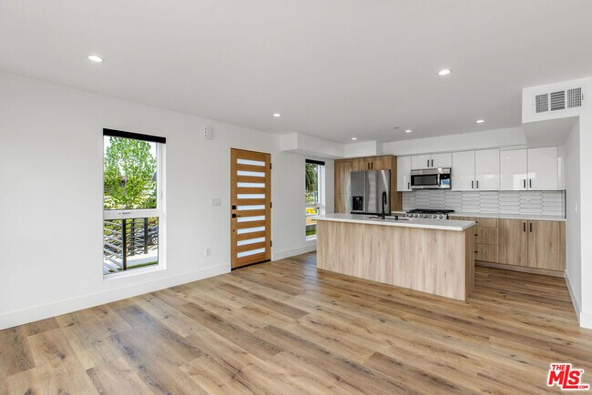 Building Photo - 571 S Mariposa Ave