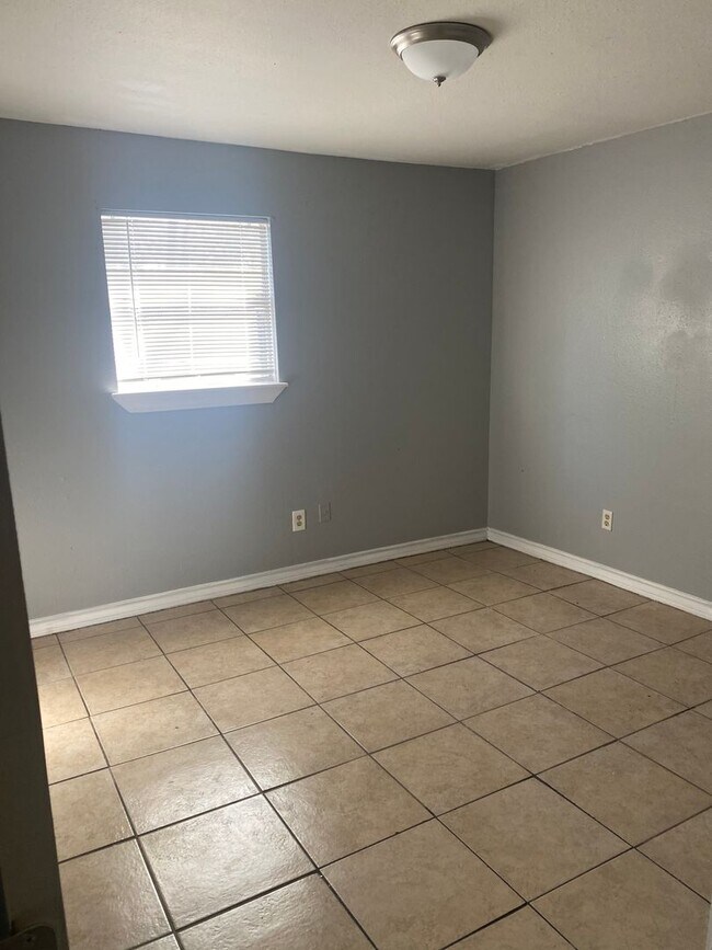 Building Photo - 3/1-Back house apartment, you only pay ele...