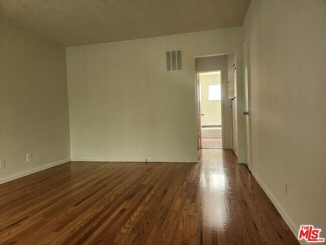 Foto del edificio - 8853 Alcott St