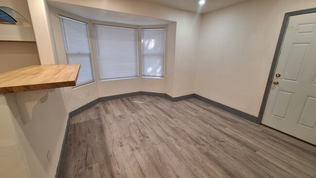 Foto del edificio - 4 bedroom 2.5 bath home with main level be...