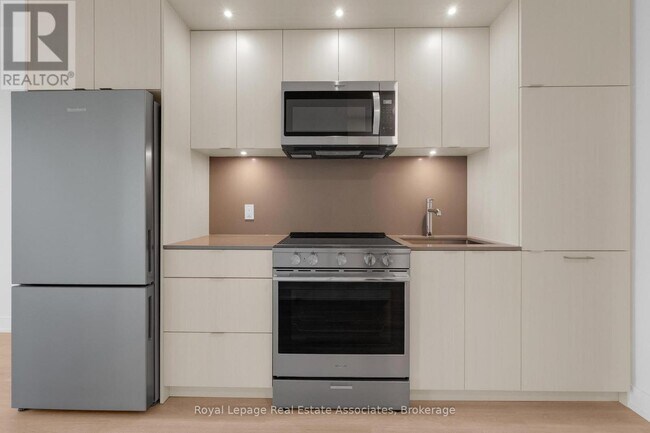 Photo du bâtiment - 60 Central Park Roadway