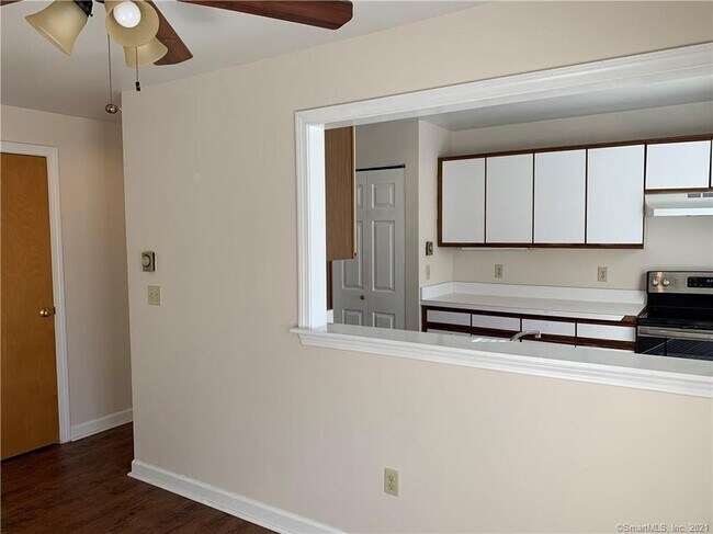 Foto del edificio - 241 Boston Post Rd