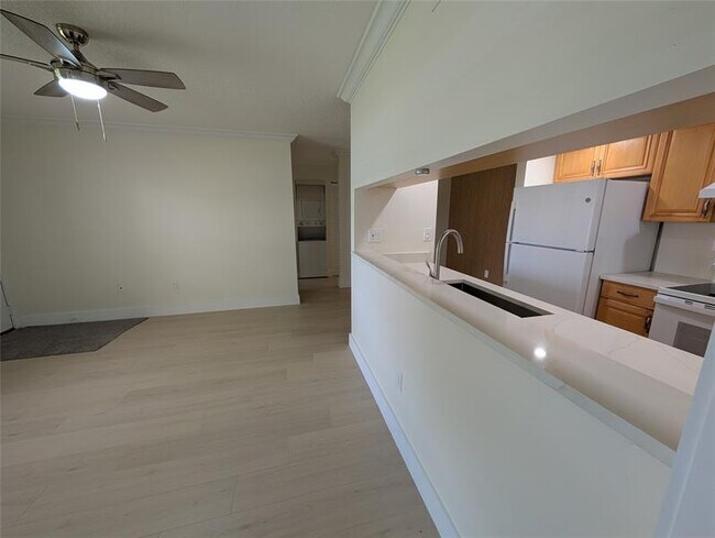Foto del edificio - 6040 Shaker Wood Cir