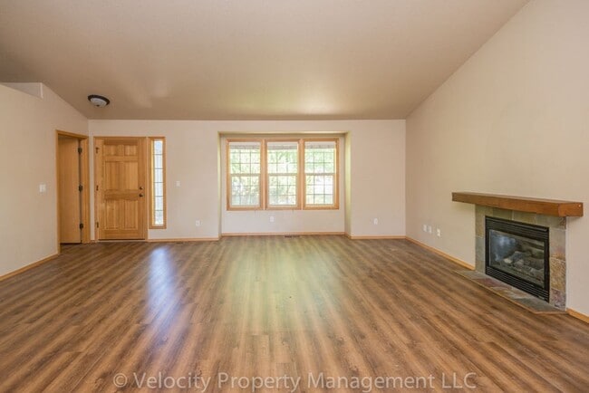 Building Photo - Light and bright 3 bedroom, 2 bath home - 1 dog considered!