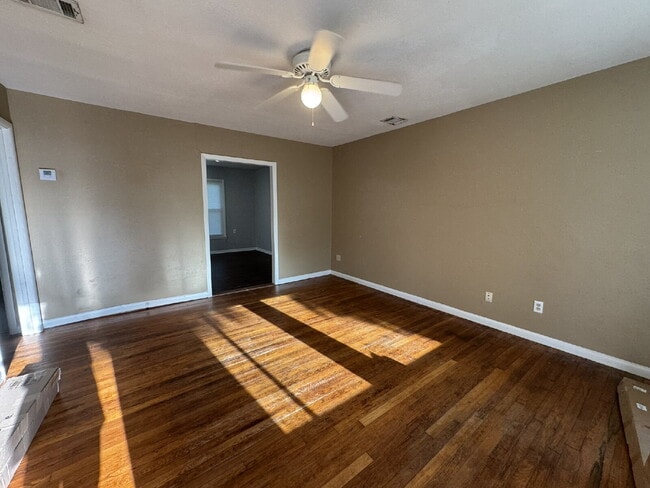 Building Photo - 3 bedroom 1 bath with large bedrooms! Easy...