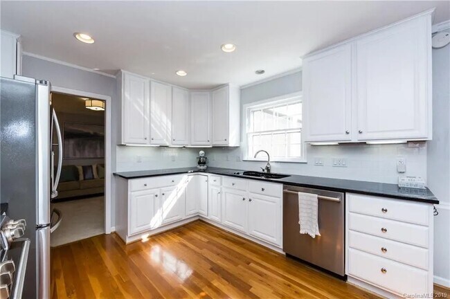 Foto del edificio - 2127 Edenton Rd